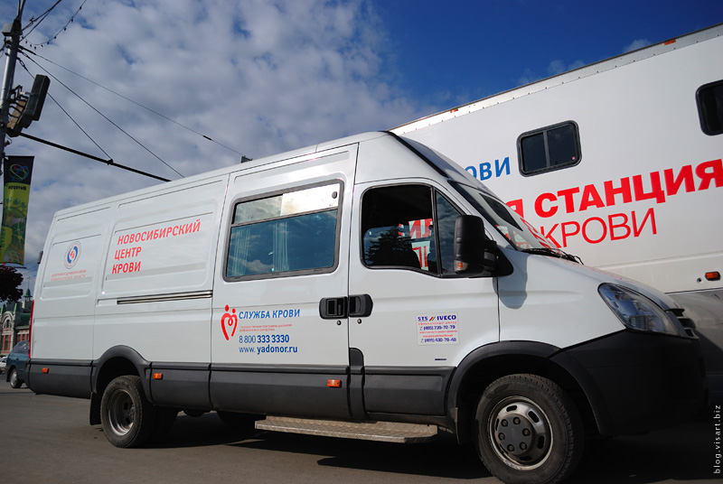 В центре Новосибирска напротив скульптурной композиции, посвящённой В.И. Ленину,  развернут мобильный пункт сдачи крови